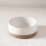 Ročno narejena keramična skodelica za muce bela